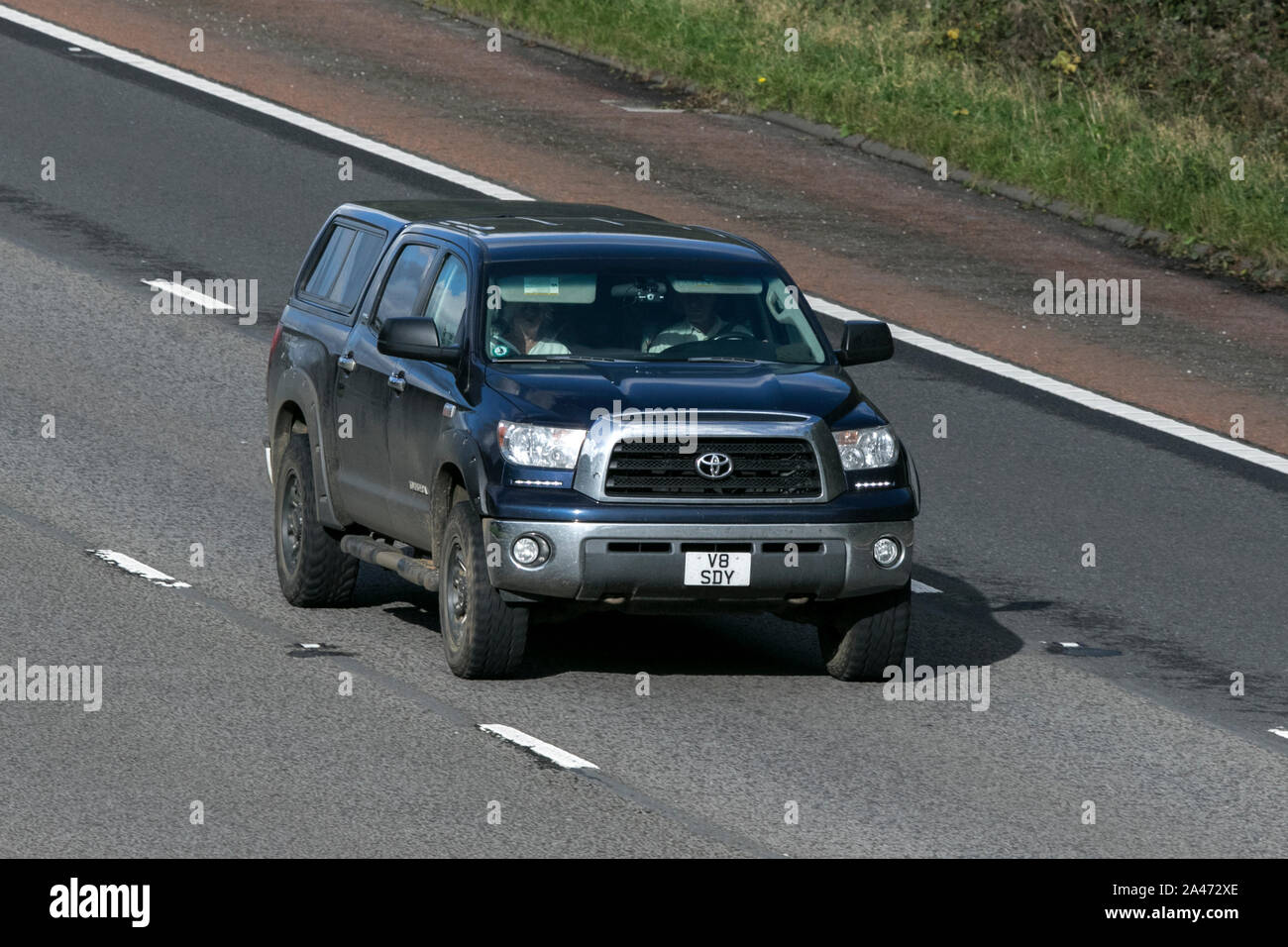 2008 Toyota blu 5700cc SUV; Viaggiare sulla autostrada M6 vicino a Preston nel Lancashire, Regno Unito Foto Stock