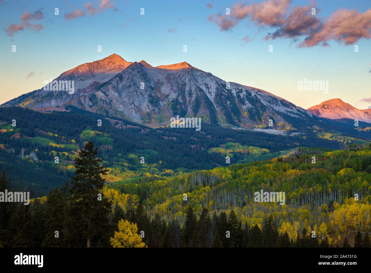 In autunno il tramonto su Kebler passano nelle Montagne Rocciose del Colorado Foto Stock