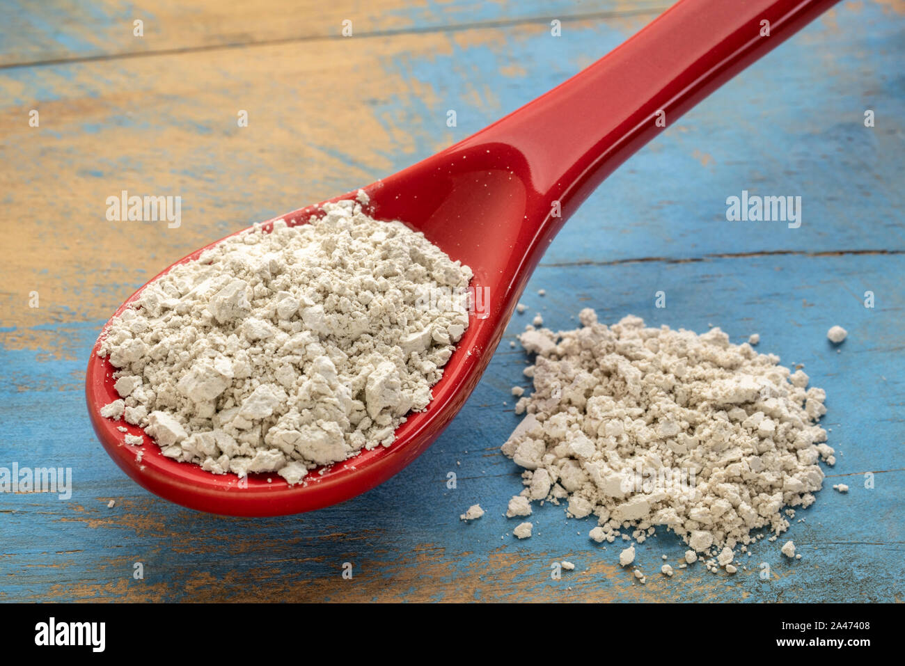 Qualità alimentare di terra di diatomee supplemento - gres cucchiaino di  polvere Foto stock - Alamy