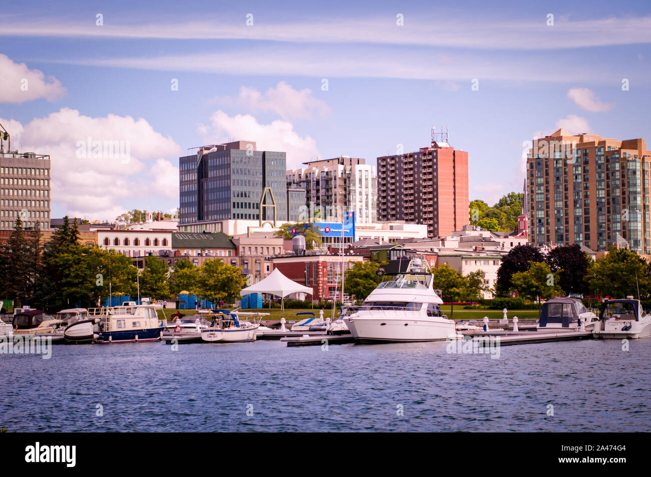 Barrie, Ontario, Canada - 2019 08 25: il lago Simcoe shore vista con l'Heritage Park sulla destra la città di Barrie, Ontario, Canada. Foto Stock