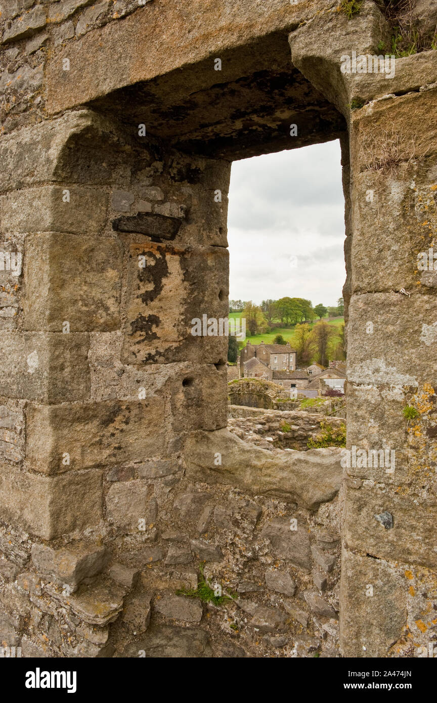 Vista di Middleham città mercato visto attraverso la finestra di Middleham Castle. Yorkshire Dales, North Yorkshire, Inghilterra Foto Stock