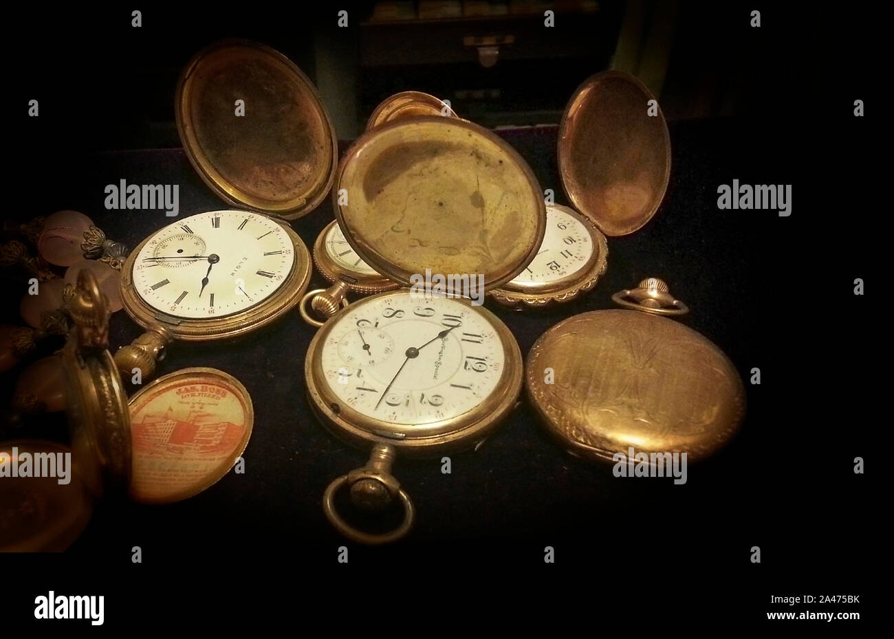 Ancora la vita di una collezione di antichi orologi da tasca su sfondo nero  Foto stock - Alamy