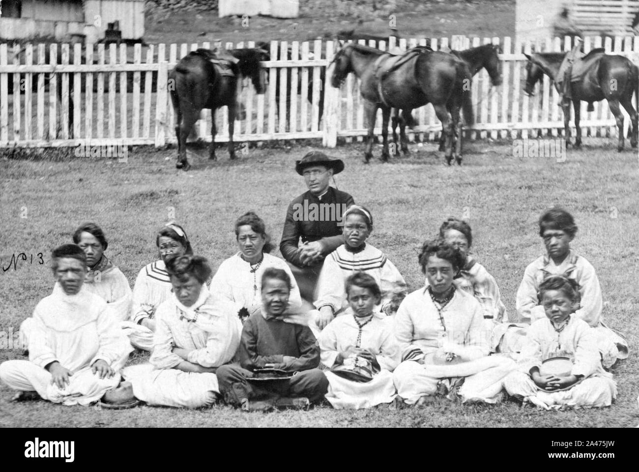 Padre Damiano con le ragazze Kalawao coro, a Kalaupapa, Molokai, circa 1878. Foto Stock