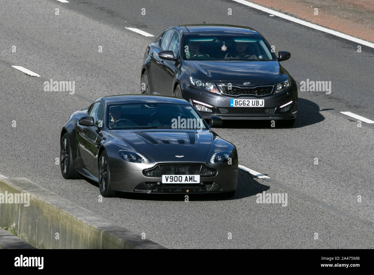 2014 Aston Martin Vantage S V12 Auto; Viaggiare sulla autostrada M6 vicino a Preston nel Lancashire, Regno Unito Foto Stock