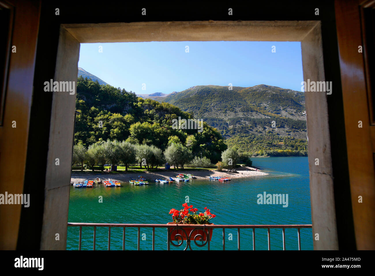 Il Lago di Scanno visto dalla porta della chiesa Santa Maria del Lago, Abruzzo, Italia. Foto Stock