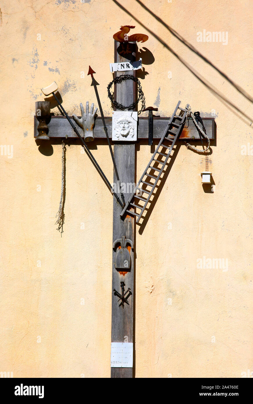 Una croce cristiana dettaglio al di fuori della Chiesa Santa Maria del Lago di Scanno, Abruzzo, Italia. Foto Stock