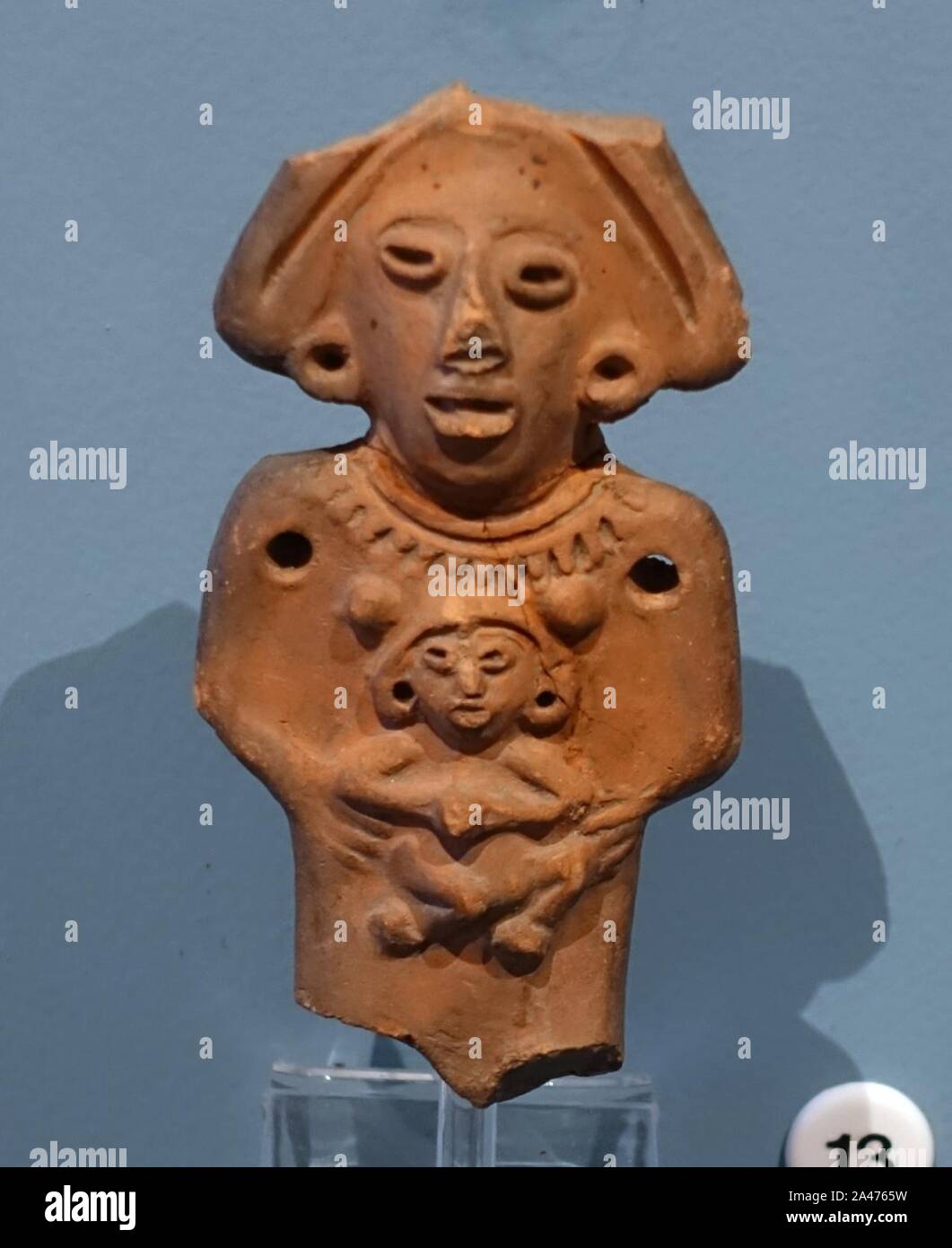 Figurine di donna con immagine di culto o bambino, azteca, Valle del Messico, ceramica - Meso-American Foto Stock