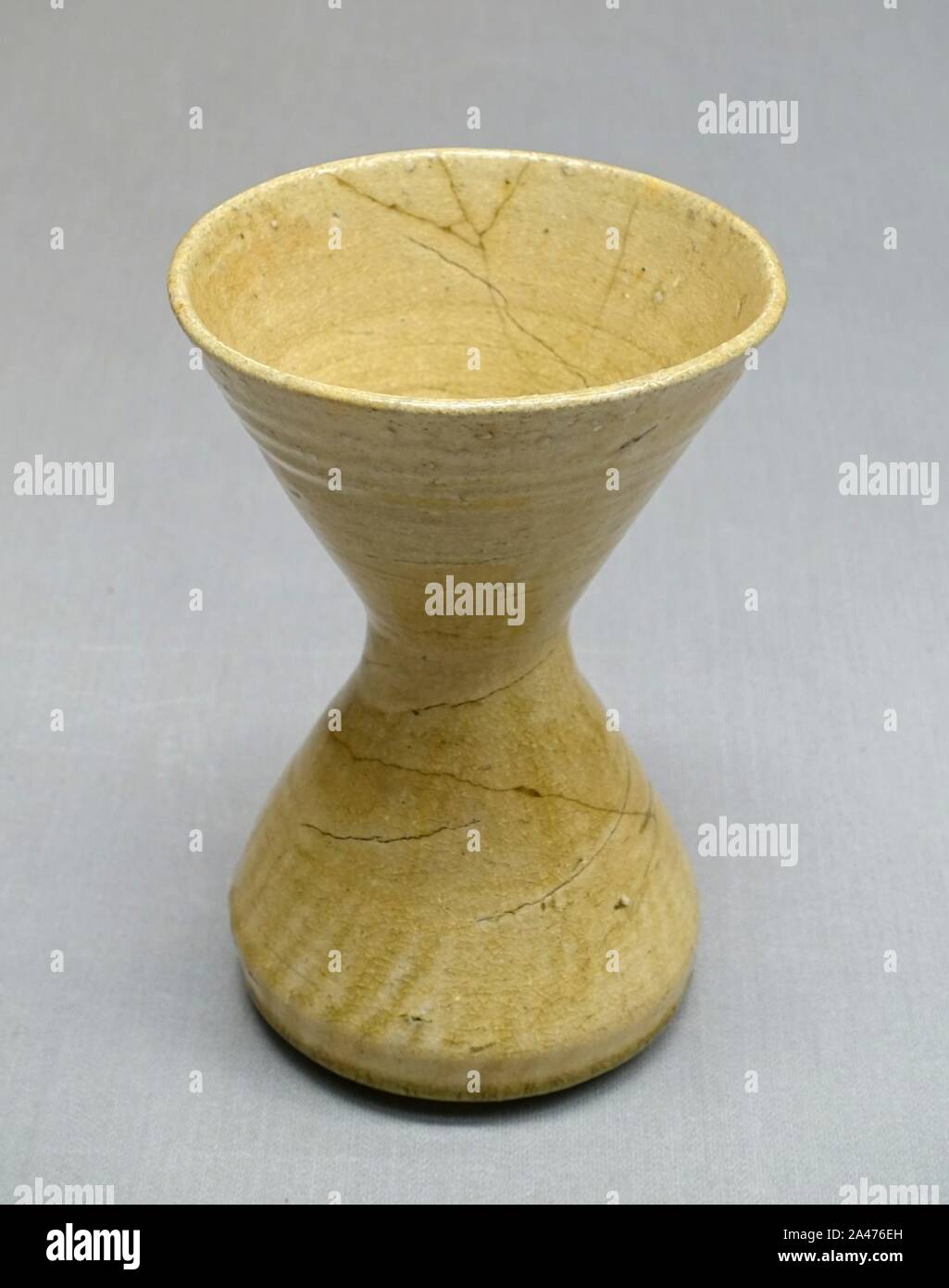 Vaso di fiori nella forma di un tamburo di permanente, Mino ware, tipo Kiseto, Giappone, Azuchi-Momoyama periodo, 1500s annuncio, ceramica Foto Stock