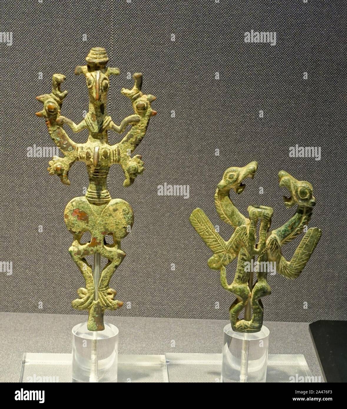 Finials, 2 di 2, scavato nel Luristan, Iran, tardo II ai primi 1° millennio BC, bronzo Foto Stock