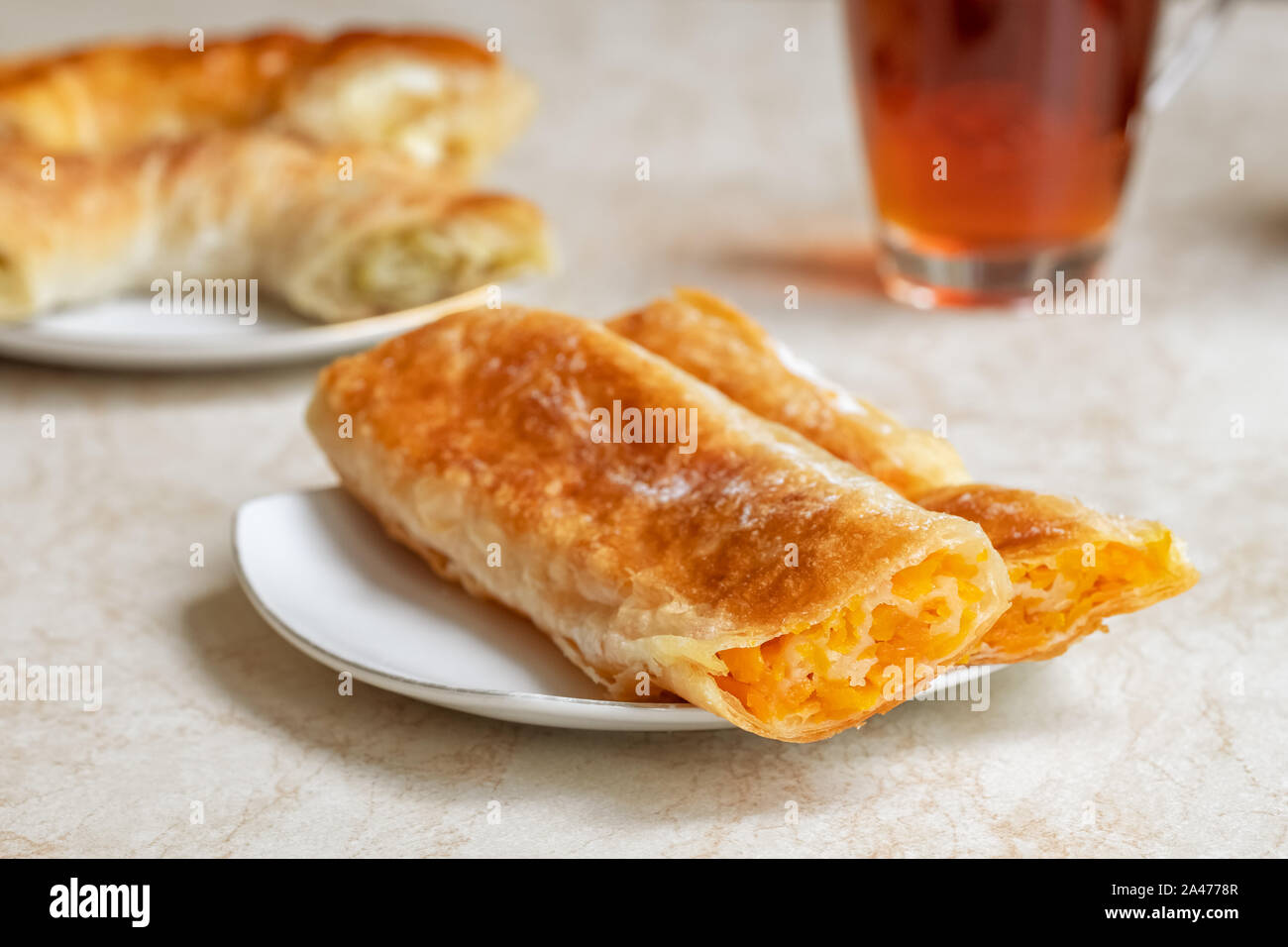 Placinta, tradizionale moldove pasticceria in cafe a Chisinau Foto Stock