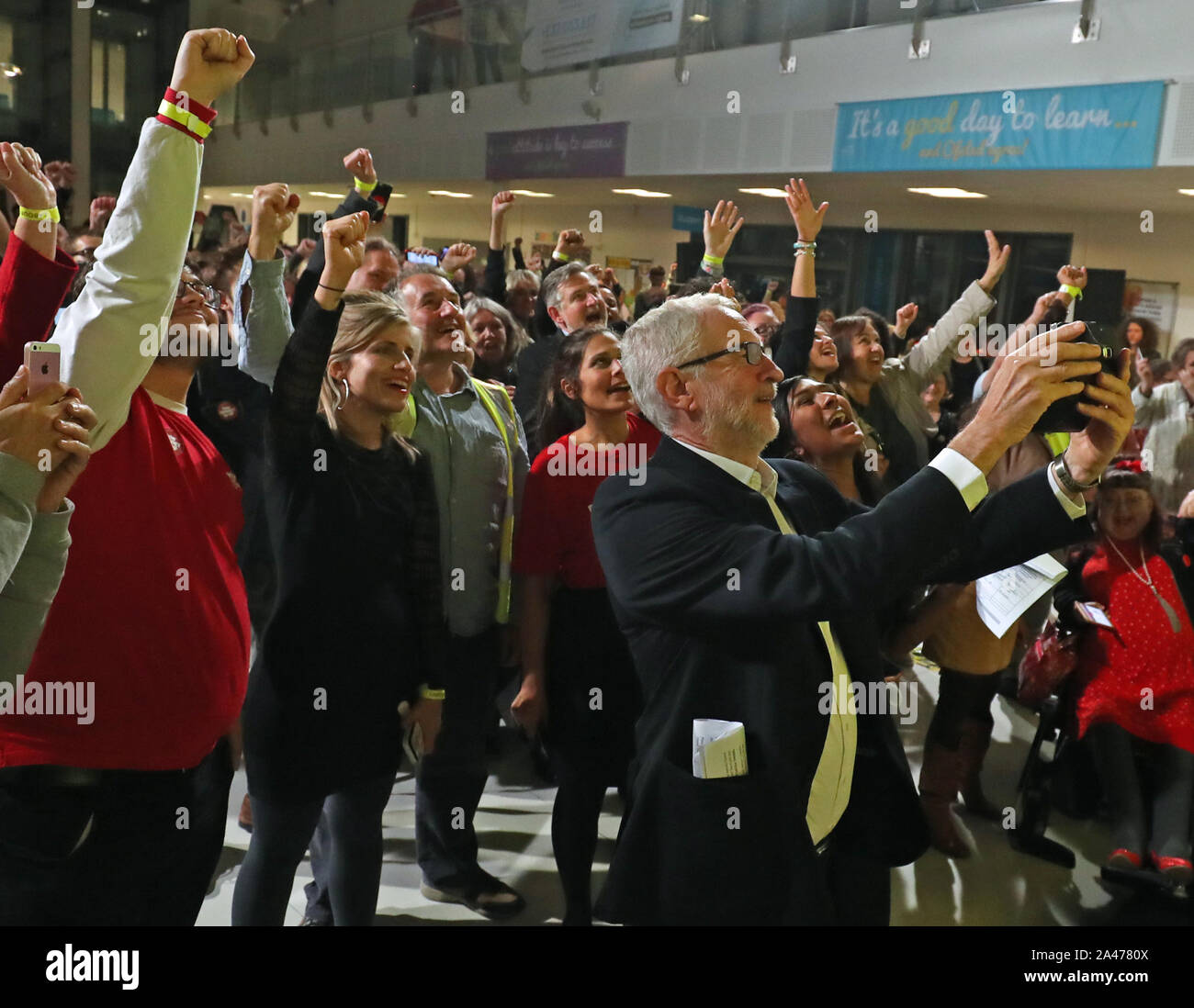 Leader laburista Jeremy Corbyn prende un selfie seguendo il suo discorso in un rally in Hastings, East Sussex, dove egli ha promesso di risolvere il "grottesca di diseguaglianza" inficiando 'in attesa-back' delle comunità costiere in un passo di elezione nella chiave sede marginale. Foto Stock