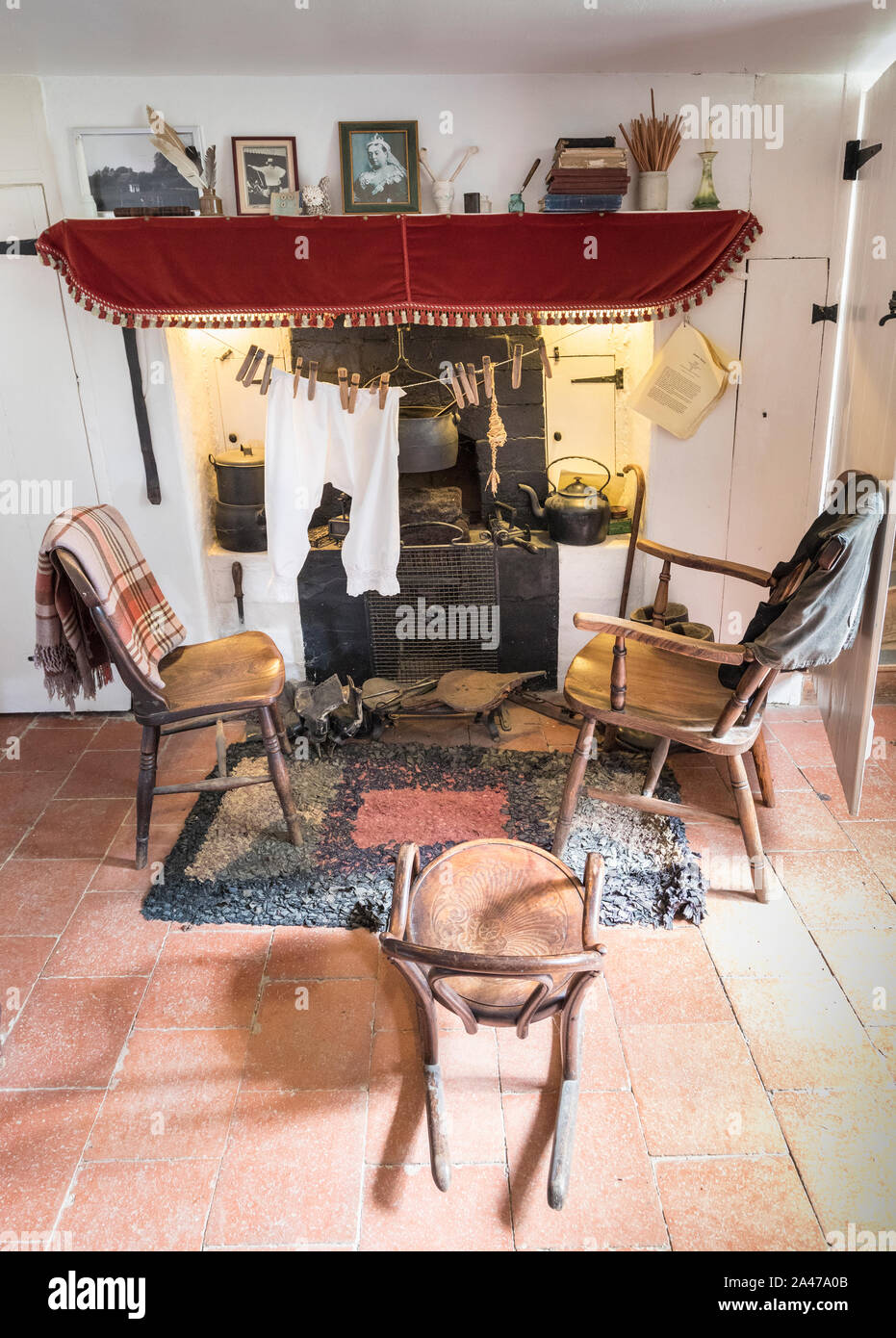 Le sedie attorno al caminetto nel museo, Toad Foro Cottage, Norfolk Broads, Norfolk, Inghilterra, Regno Unito Foto Stock