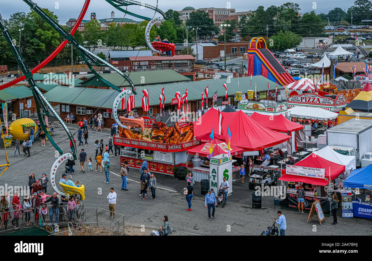 Giostre e cibo a County Fair Foto Stock
