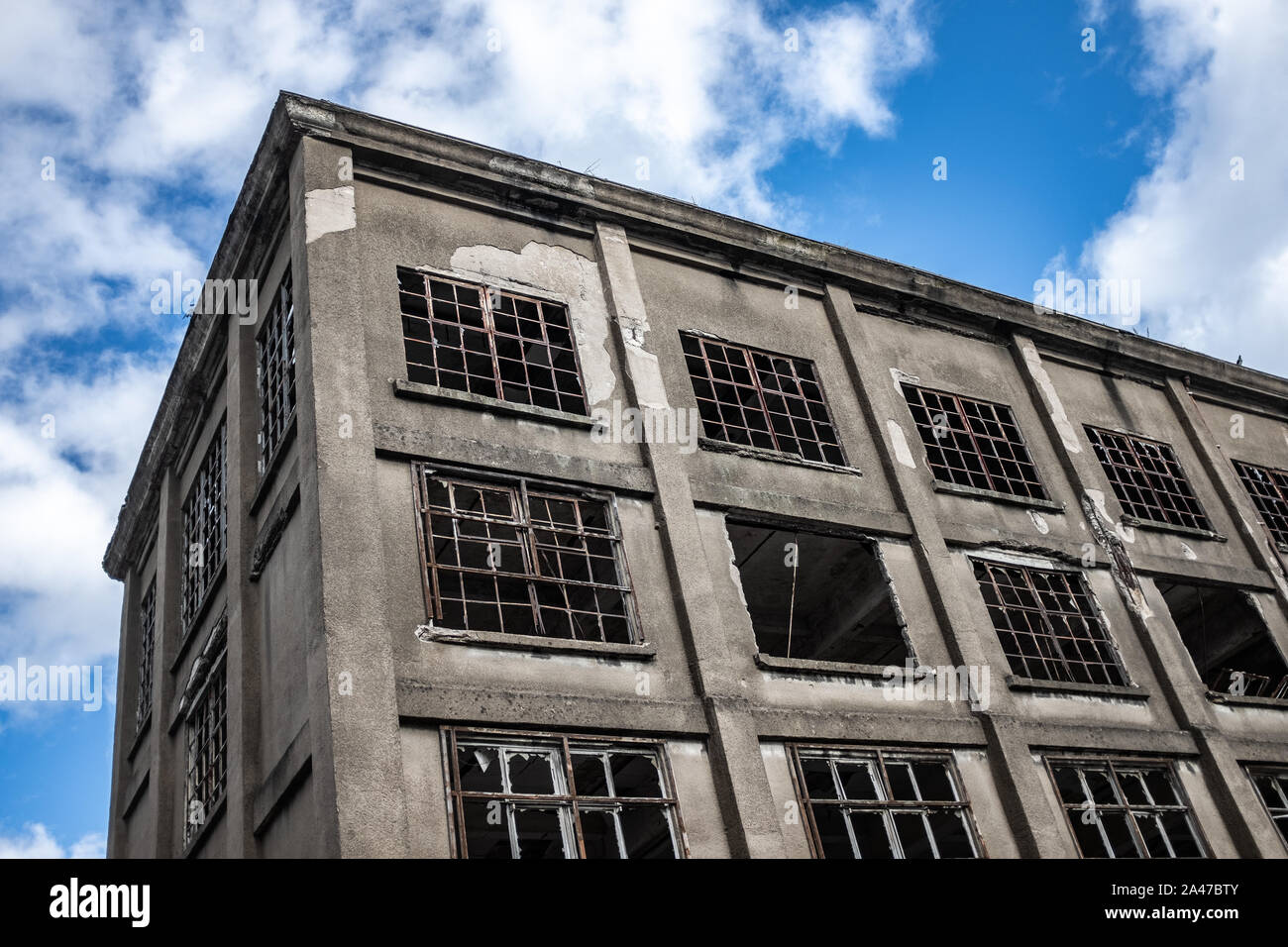 La recessione Immagine di una fabbrica abbandonata contro un cielo blu Foto Stock