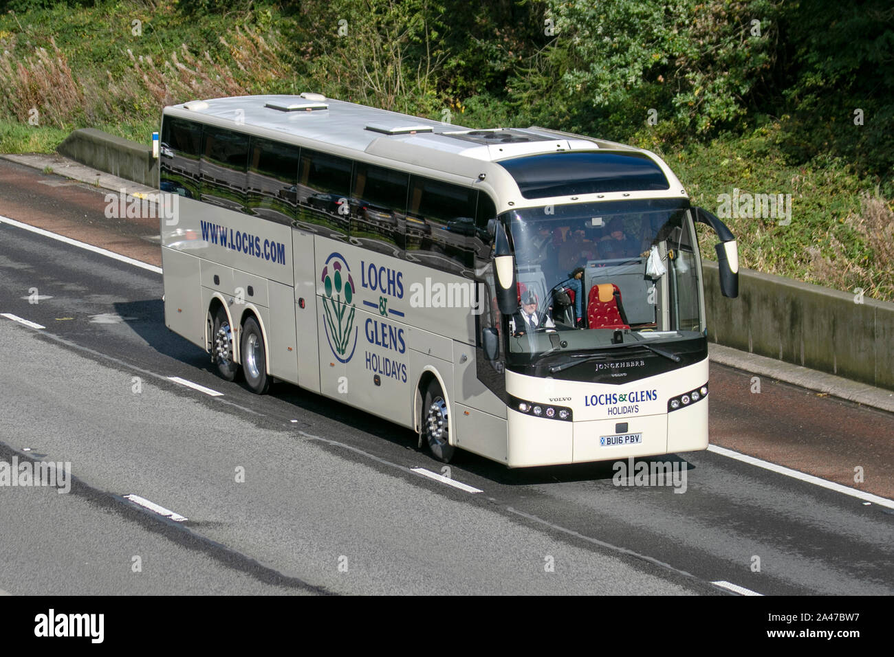 Lochs & Glens autobus; UK Autobus traffico veicolare, trasporti, moderno, bus sud-legato sulla corsia di 3 M6 motorway autostrada. Foto Stock
