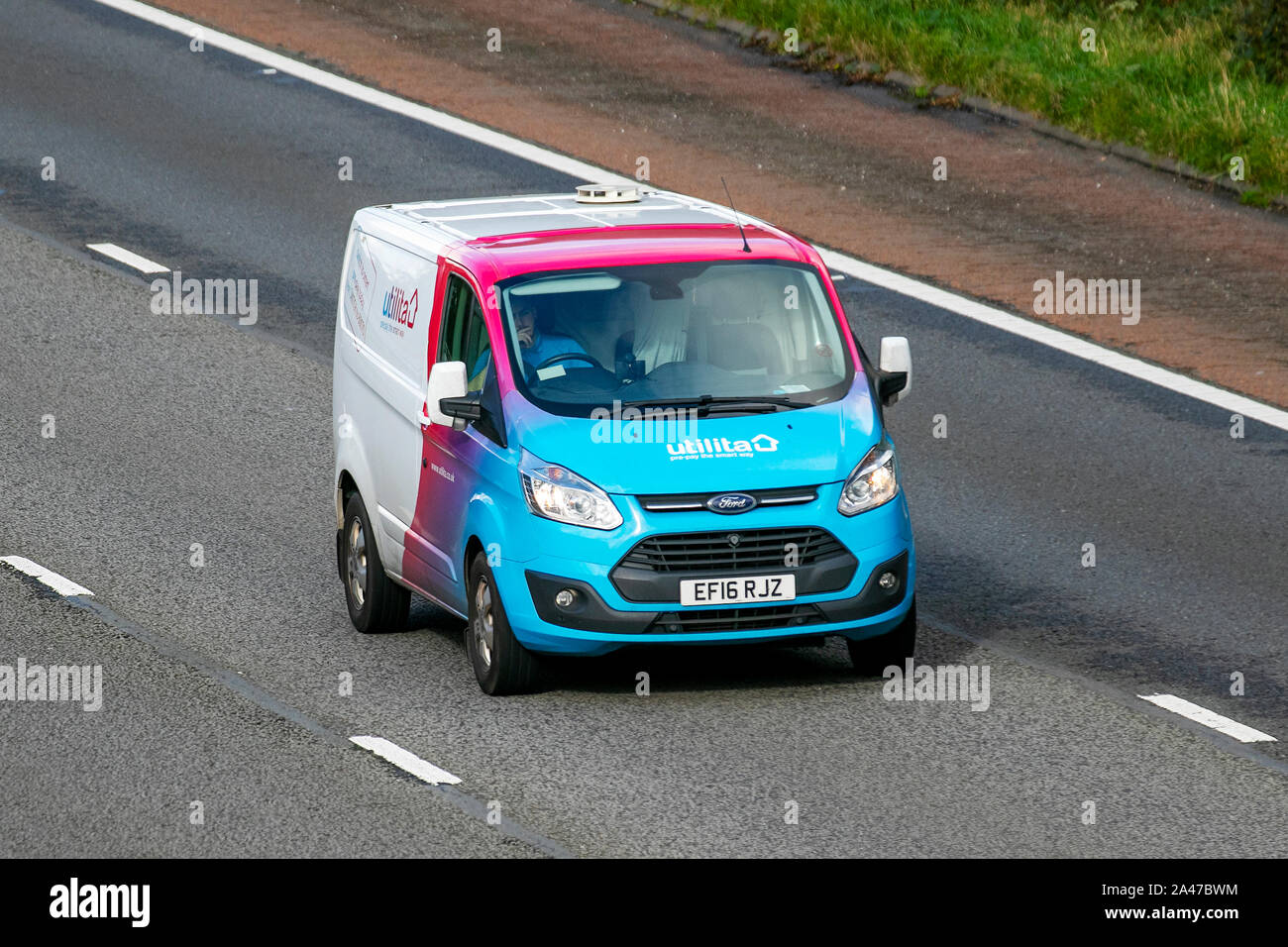 2016 Ford Transit Custom 290 LTD E-; Utilita veicolo; Regno Unito il traffico veicolare, trasporti, moderno, sud-legato sulla corsia di 3 M6 motorway autostrada. Foto Stock