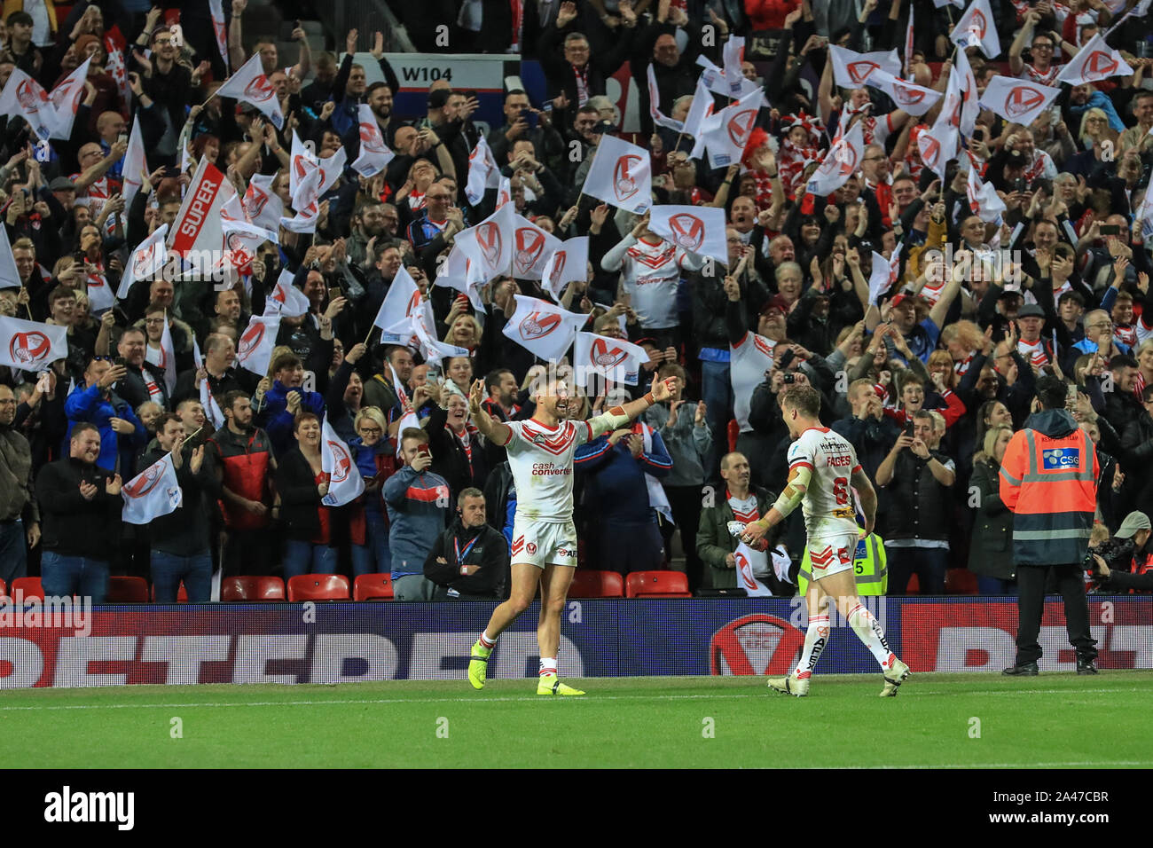 Xii Ottobre 2019, Old Trafford, Manchester, Inghilterra; il Grand Final 2019, Saint Helens v Salford Red Devils : Tommy Makinson (2) di St Helens celebra vincere il Gran finale con i tifosi Credito: Mark Cosgrove/news immagini Foto Stock