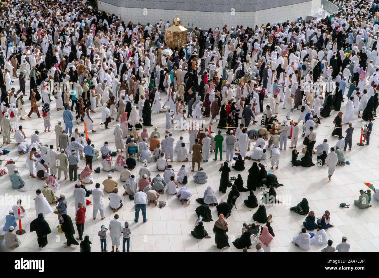 La Mecca, Arabia Saudita - 28 giugno: musulmani pellegrini, provenienti da tutto il mondo, girevole intorno alla Kaaba su Giugno 28, 2019 a La Mecca, Arabia Saudita. Musulmano Foto Stock