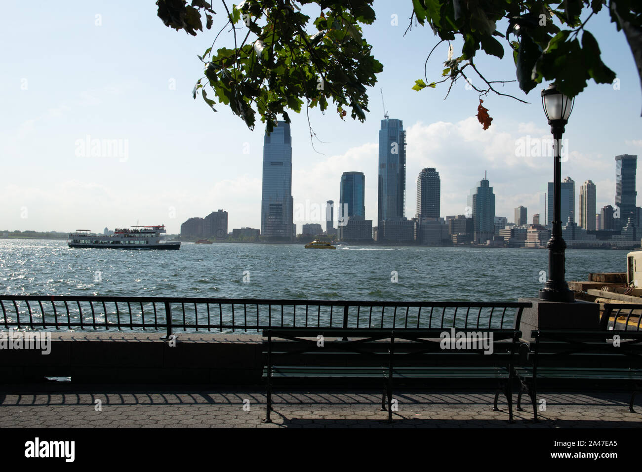 Banco a batteria City Park Esplanade con vista a Jersey City e sul fiume Hudson Foto Stock