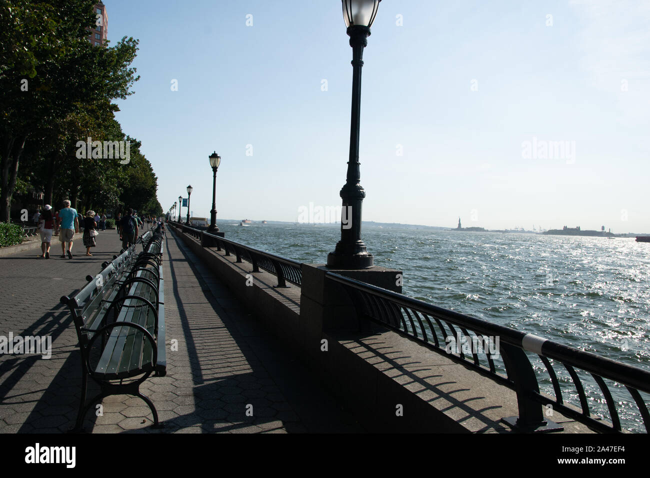 Panche in batteria City Park Esplanade con vista a Jersey City e sul fiume Hudson Foto Stock