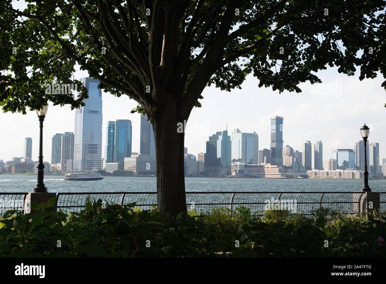 Banco a batteria City Park Esplanade con vista a Jersey City e sul fiume Hudson Foto Stock
