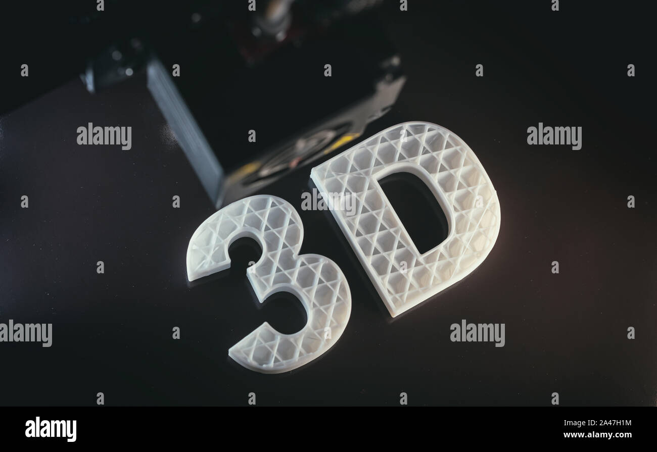3D il concetto di stampa. 3D lettere in ABS di colore bianco su sfondo nero, materiale termoplastico da acido polilattico (PLA) acido. Foto Stock