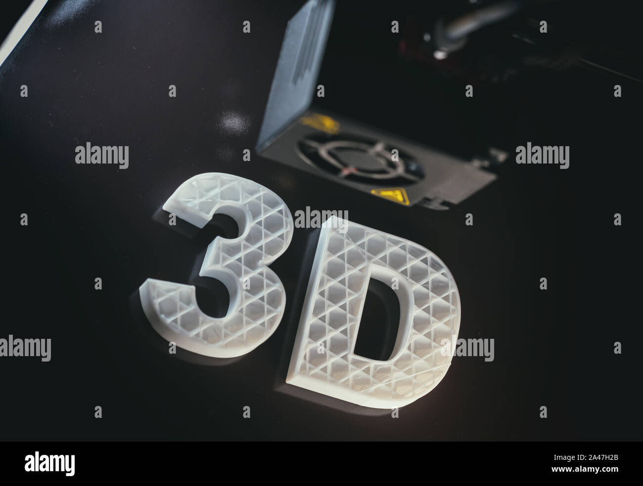 3D il concetto di stampa. 3D lettere in ABS di colore bianco su sfondo nero, materiale termoplastico da acido polilattico (PLA) acido. Foto Stock