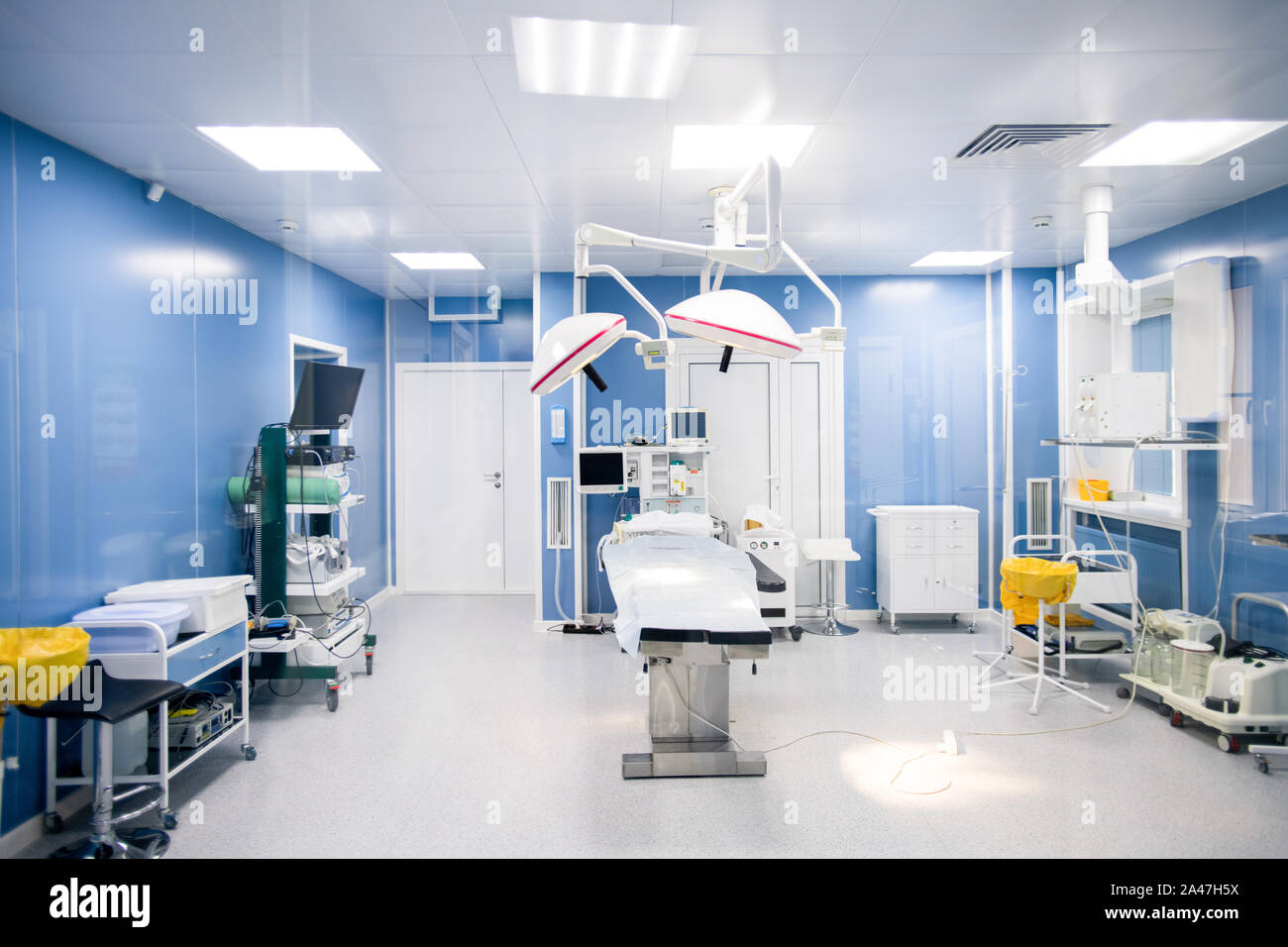 Interno della sala operatoria in cliniche moderne con tutte le attrezzature necessarie Foto Stock