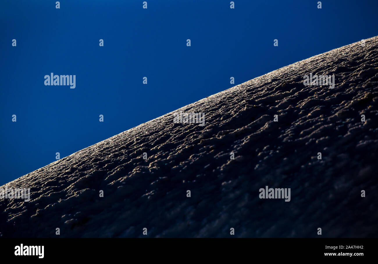 Dettaglio del cumulo di neve forma e pezzi di neve. Sfondo astratto con spazio per i testi Foto Stock