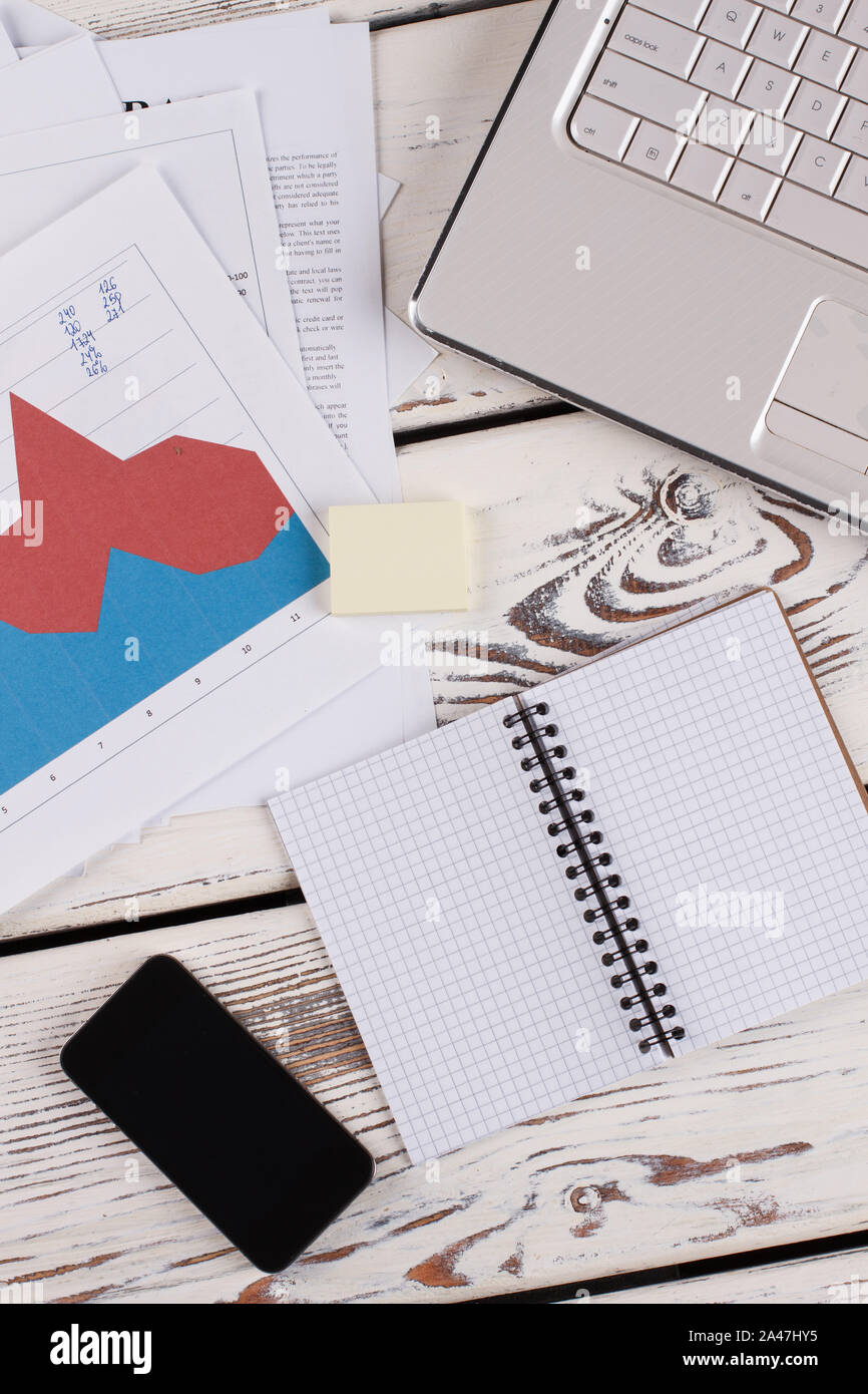 Carte con grafica, cancelleria e dispositivi. Foto Stock