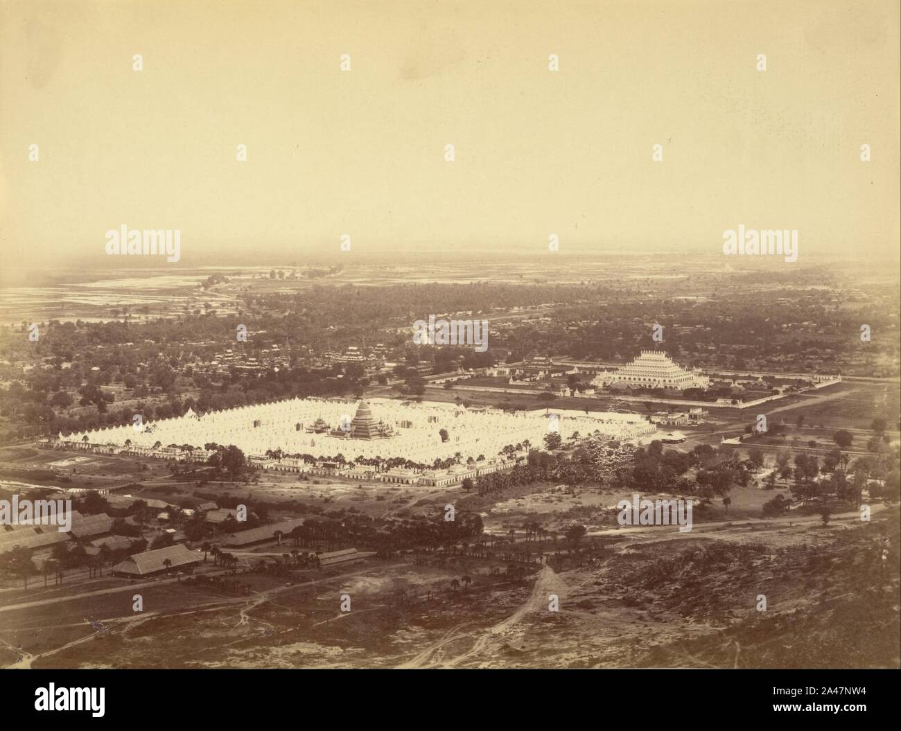 Felice Beato (British, nato Italia - Vista generale del Mandalay da Mandalay Hill mostra il 450 pagode e la Pagoda di incomparabile Foto Stock