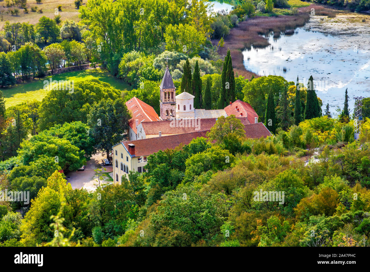 Il monastero Krka. Il XIV secolo Chiesa Ortodossa Serba monastero dedicato a San Michele Arcangelo. Situato nel Parco Nazionale di Krka, Croazia. Immagine Foto Stock