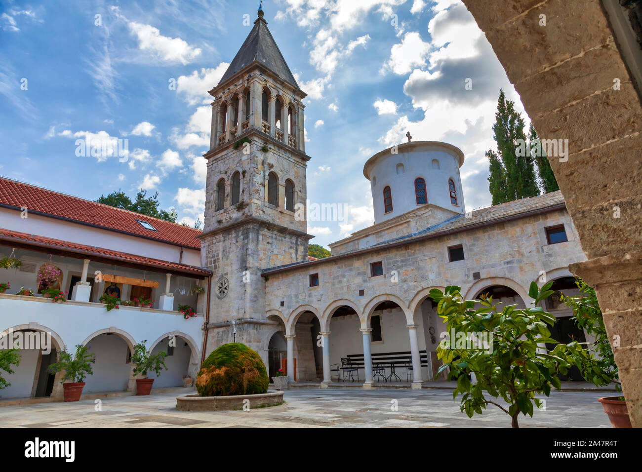 Il monastero Krka. Il XIV secolo Chiesa Ortodossa Serba monastero dedicato a San Michele Arcangelo. Situato nel Parco Nazionale di Krka, Croazia. Immagine Foto Stock