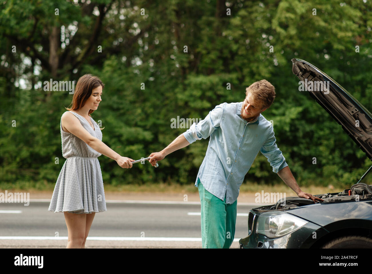 Accoppiare la riparazione auto sulla strada, ripartizione per auto Foto Stock