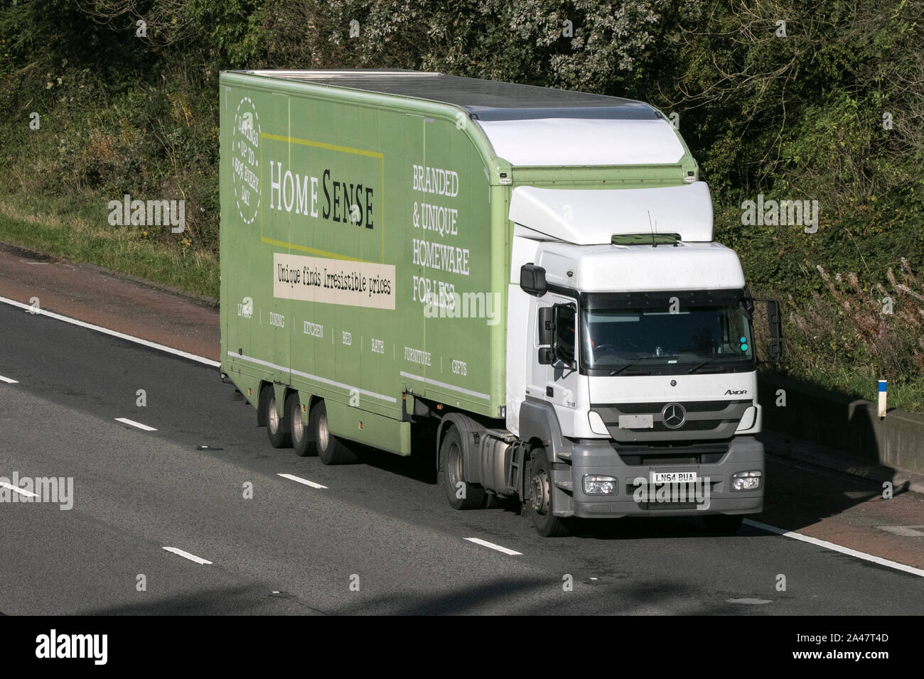 Home senso casa Mercedes Actros viaggia su M61 Autostrada vicino a Manchester, Regno Unito Foto Stock