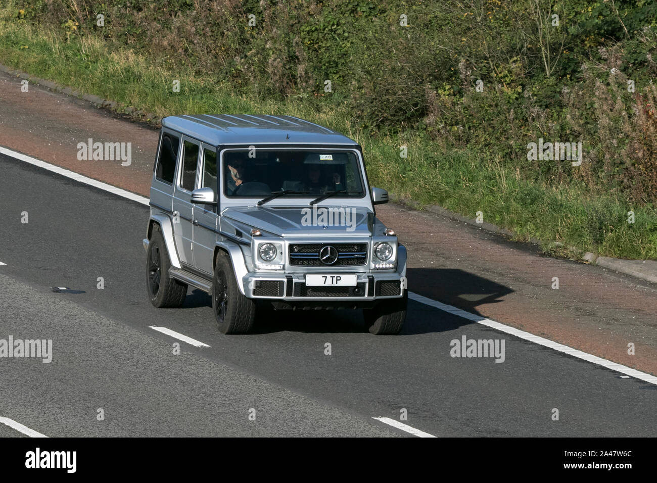 2015 silver Mercedes-Benz G 350 4MATIC D Auto; il traffico veicolare, trasporti, veicoli moderni, carrozze salone, sud-bound motoring sulla M61 Autostrada,UK Foto Stock