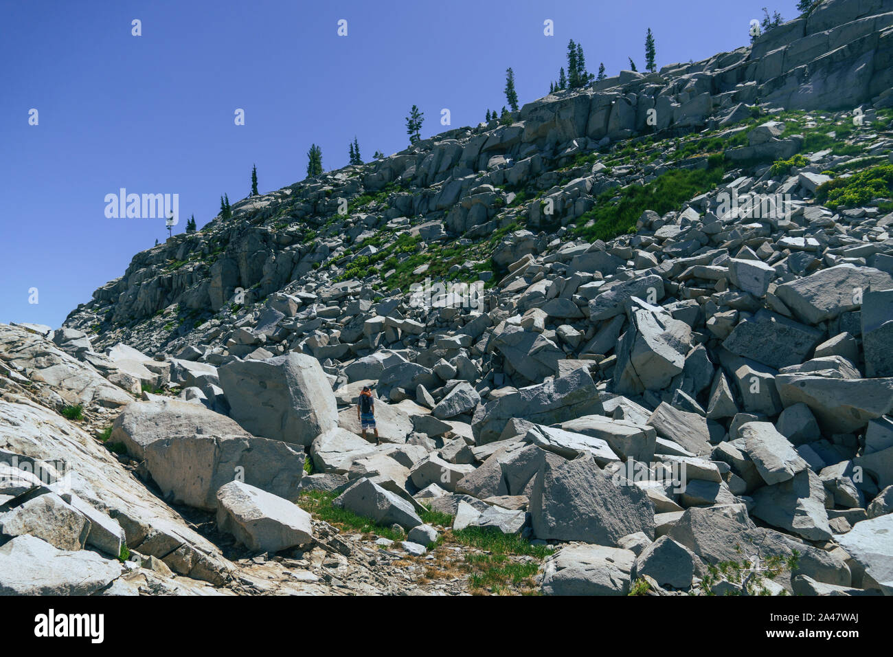 Un viaggiatore fissando lo sguardo fino al prossimo viaggio. Foto Stock