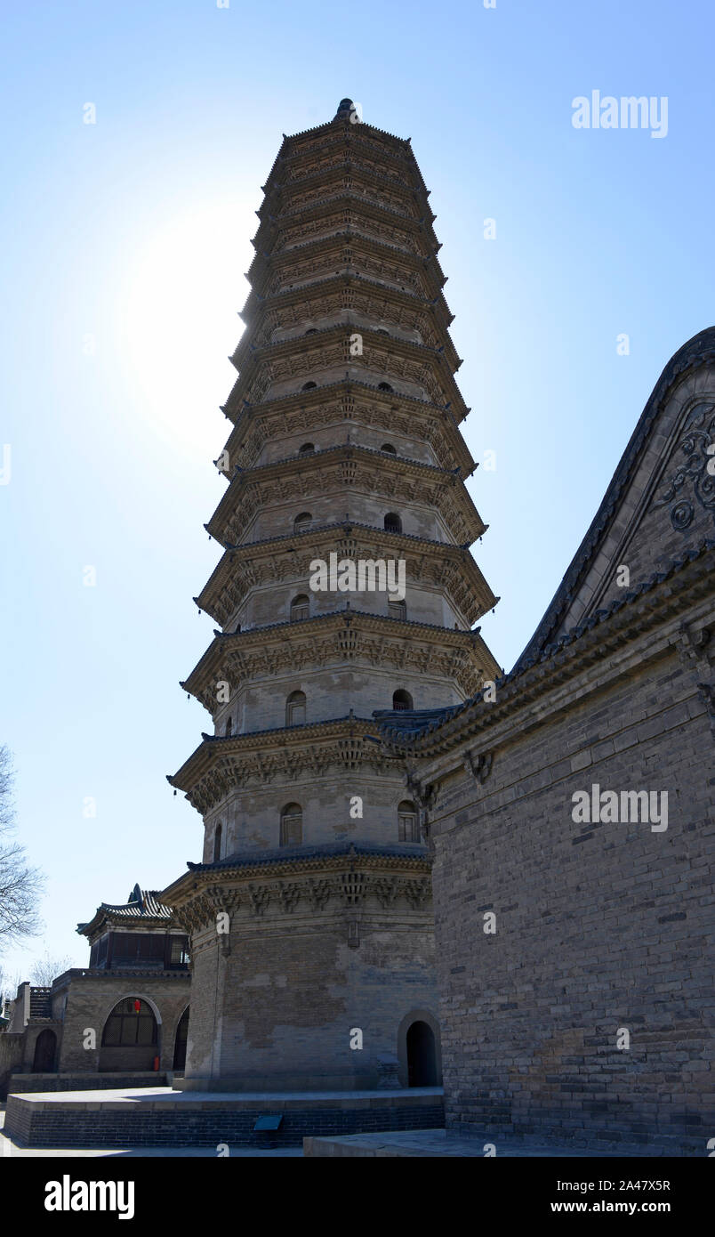 Il sole si nasconde dietro uno dei due pagode di Twin Pagoda temple (Yongzuo tempio), Taiyuan, nella provincia di Shanxi Foto Stock