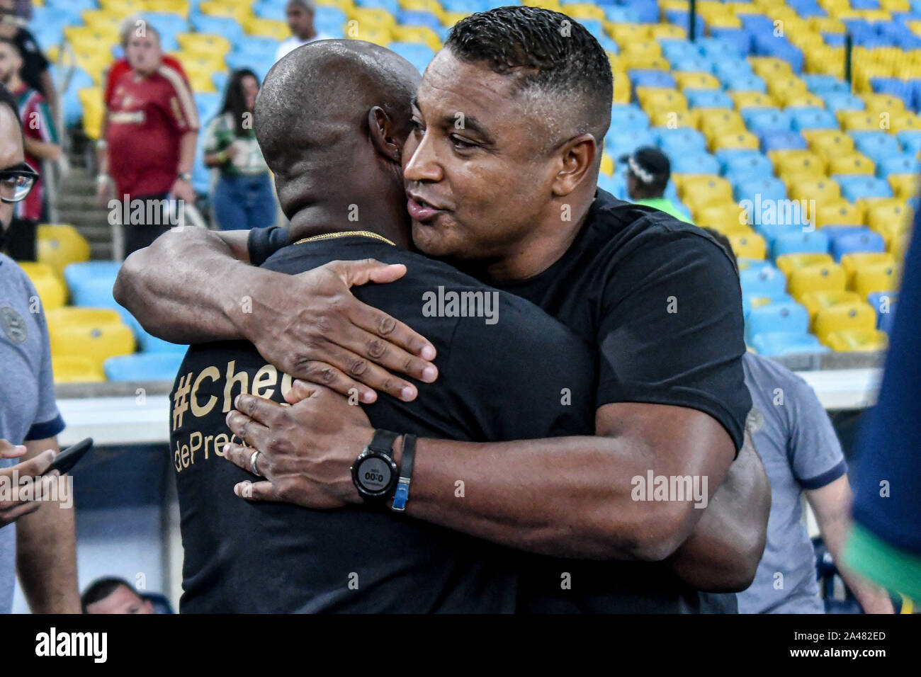 Rio De Janeiro, Brasile. Xii oct, 2019. Allenatori Marcão e Roger indossando una maglietta contro il razzismo nel mondo del calcio durante il Fluminense x Bahia, match valido per il venticinquesimo turno del Campionato Brasiliano, tenutasi al Maracanã stadium, che si trova a Rio de Janeiro, il sabato sera (12). Credito: Nayra Halm/FotoArena/Alamy Live News Foto Stock