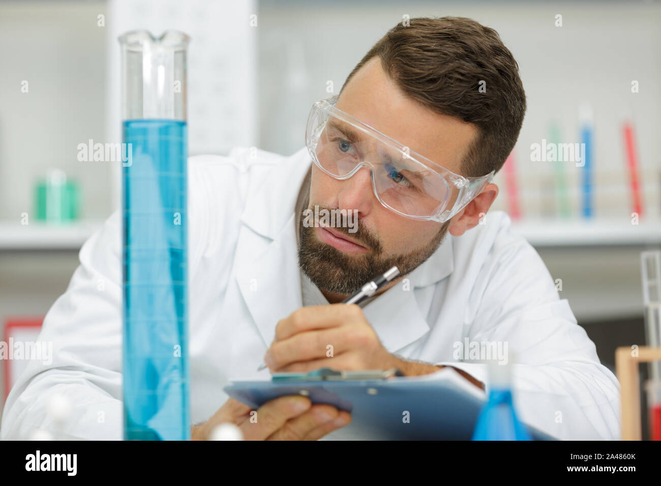Scienziato verifica una soluzione nella beuta Foto Stock