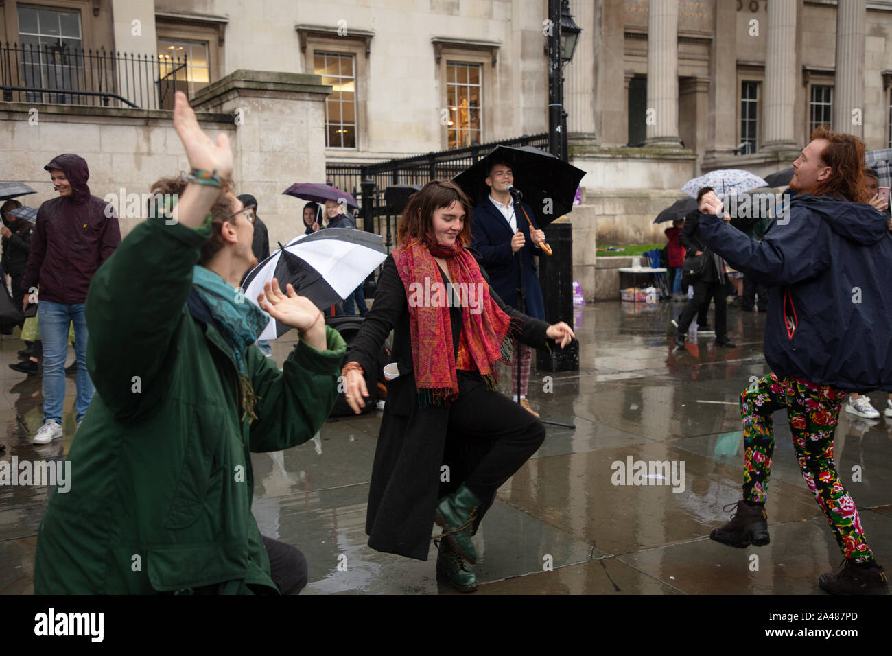 Londra, Regno Unito. Xii Ottobre 2019. I dimostranti si vede ballare con la musica di un suonatore ambulante di Londra su Trafalgar Square durante la ribellione di estinzione due settimana di protesta a Londra. Credito: Joe Kuis / Alamy News Foto Stock