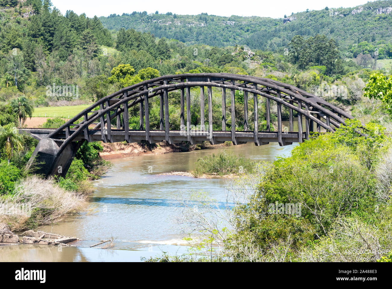 Abbandonato il ponte ferroviario situato al confine della città di Jaguari con Santiago e sud della nuova speranza, stato RS, Brasile. Meta turistica del ru Foto Stock