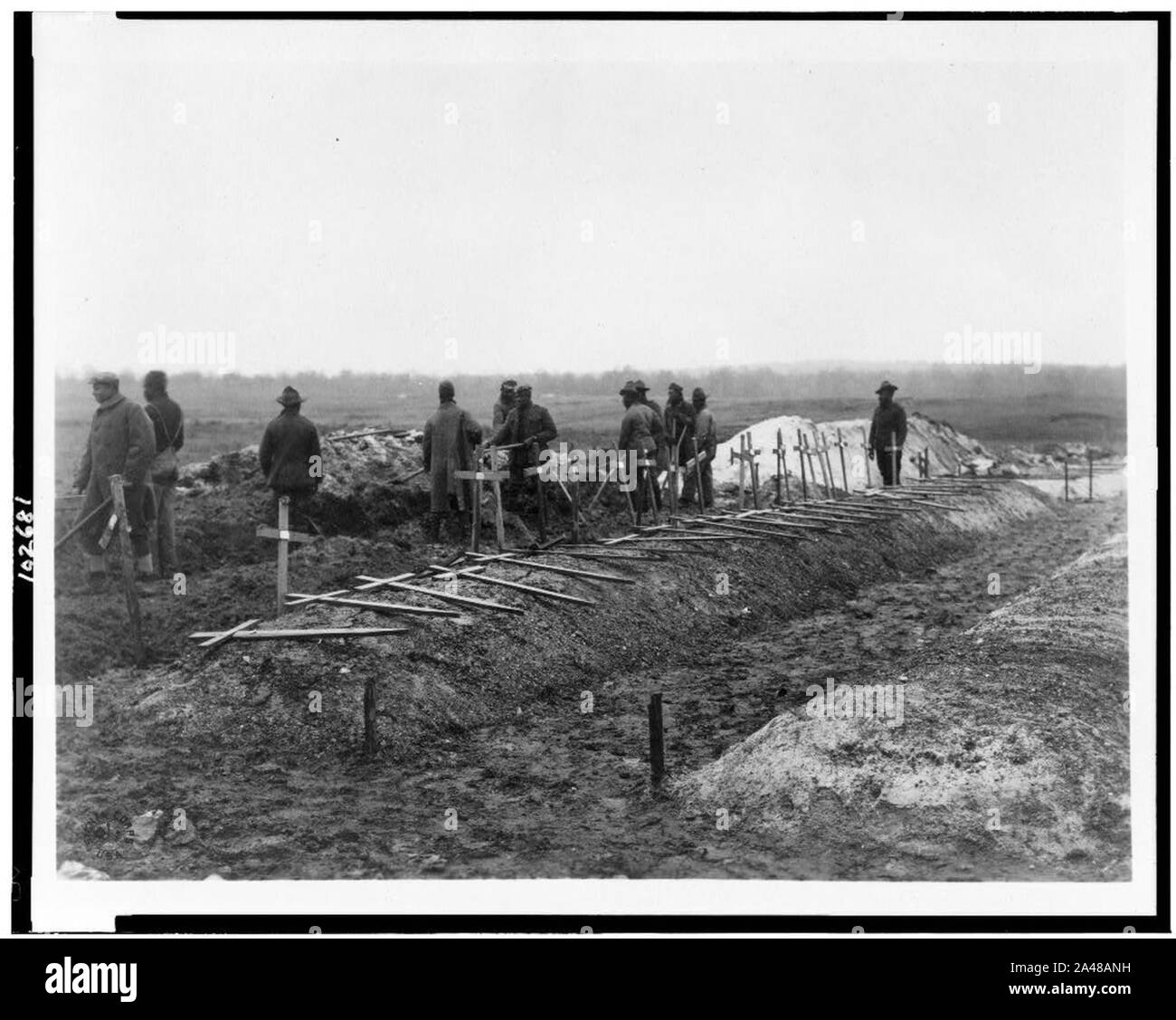 Il riempimento in tombe a Fère-en-Tardenois cimitero - Signal Corps, U.S.A. Foto Stock