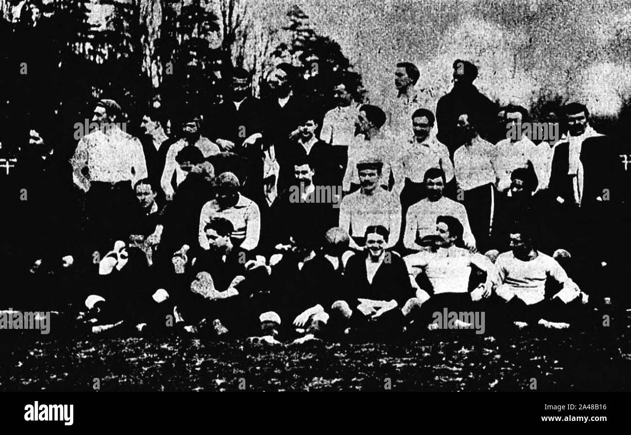 Finale du championnat de France de rugby en mars 1904, joueurs du Stade Parco Bordelais En blanc et du Stade français en foncé. Foto Stock