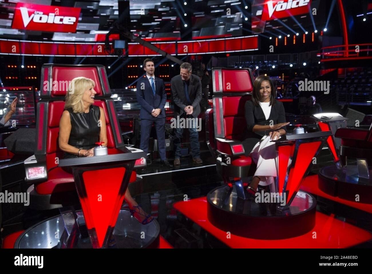 La First Lady Michelle Obama e il dottor Jill Biden registrare i social media video con Adam Levine e Blake Shelton prima per il kick off del quinto anniversario della loro unendo le loro forze su iniziativa della NBC la voce. Foto Stock