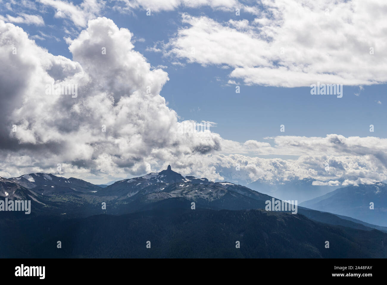Blackcomb picco di montagna panorama vista cielo nuvoloso estate. Foto Stock