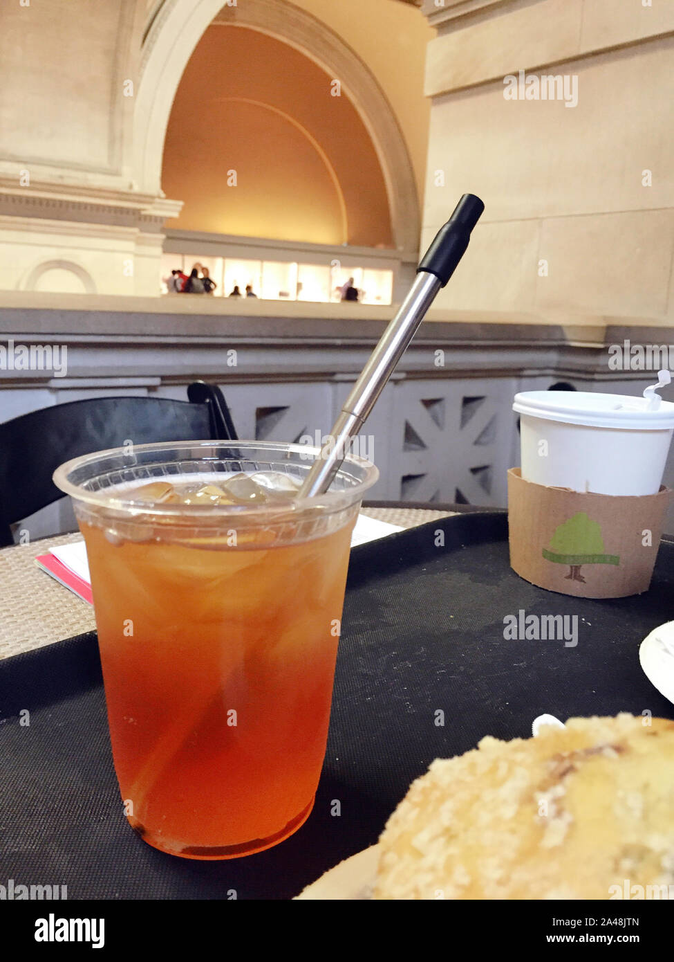 Acciaio inossidabile riutilizzabili paglia in uso in un Ice Tea presso il MET, NYC, STATI UNITI D'AMERICA Foto Stock