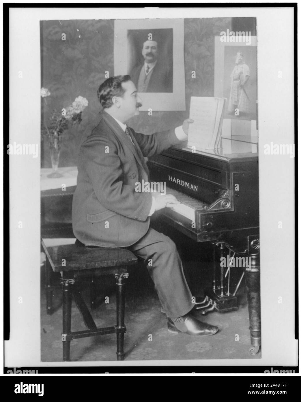 Florencio Constantino, ritratto a figura intera, seduto al pianoforte, rivolto verso destra Foto Stock