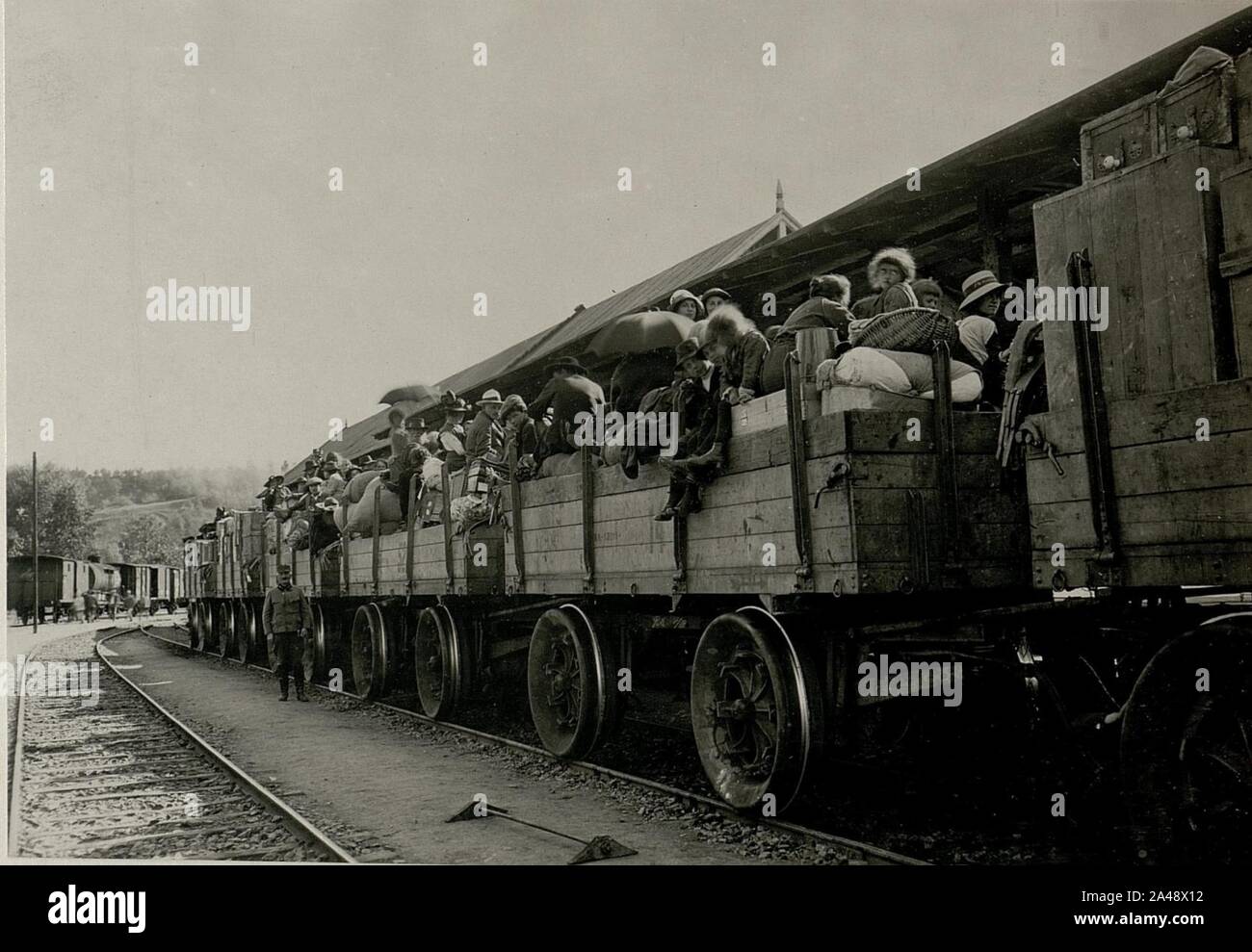 Flüchtlinge aus der Bukowina am Elektrotrain Foto Stock