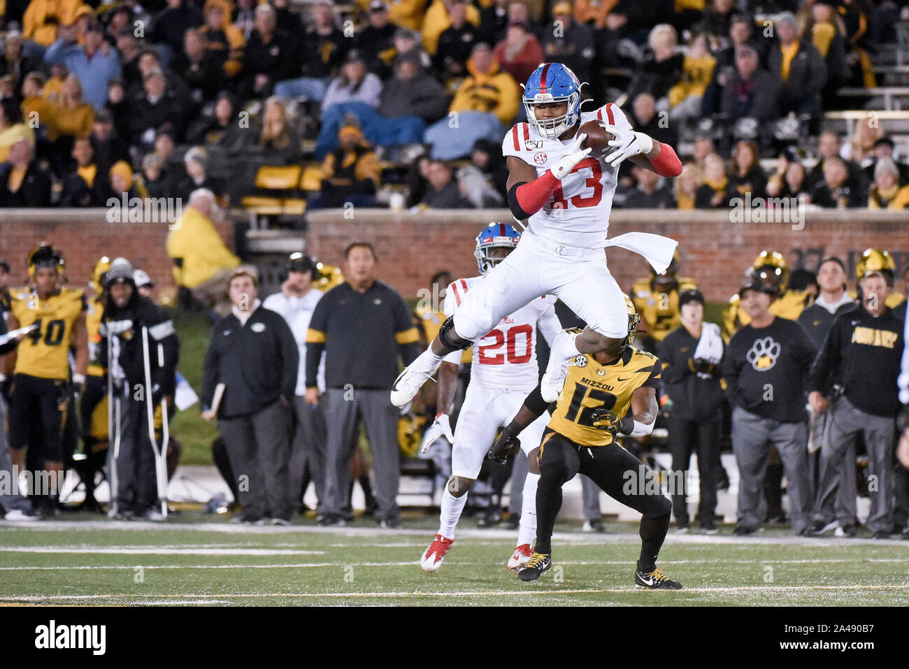 Oct 12, 2019: Mississippi ribelli linebacker Sam Williams (13) salti e rende l'intercettare durante una conferenza SEC gioco dove il Mississippi ribelli hanno visitato il Missouri Tigers tenutasi a Campo Faurot presso il Memorial Stadium di Columbia, MO Richard Ulreich/CSM Foto Stock